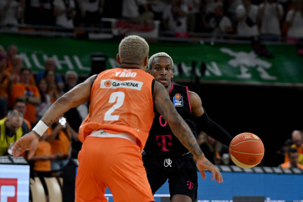 凭借坚实的 凭借坚实的